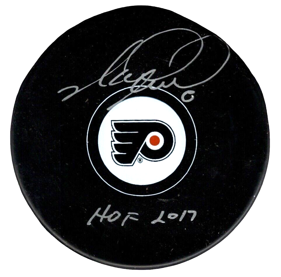 Mark Recchi Signed Philadelphia Flyers Puck w/ HOF 2017 JSA COA