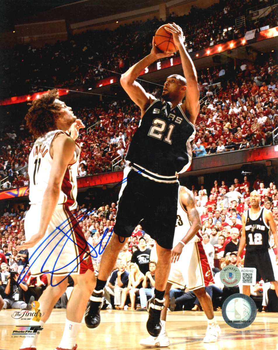 Tim Duncan Signed San Antonio Spurs 2007 NBA Finals PF 8x10 Photo Beckett LOA